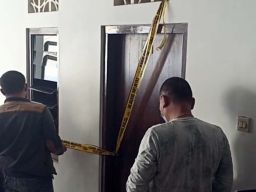 Polisi saat mendatangi kamar hotel tempat dibunuhnya wanita di Surabaya (Foto: Dok. jatimnow.com)