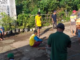 15 Tahun Rusak, Warga Tambal Jalan di Banyudono Ponorogo Secara Mandiri