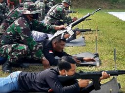 Wartawan di Lamongan Menembak, Prajurit TNI Tertawa