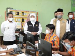 Gubernur Jawa Timur, Khofifah Indar Parawansa saat kunjungan kerja ke Lumajang (Foto: Humas Pemprov Jatim)
