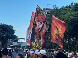 Demo Tutup Holywings di Grahadi Surabaya, Berkibar Bendera Bergambar Habib Bahar