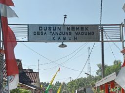 Gapura Dusun Memek Sering Jadi Objek Foto Tiap Orang yang Melintas