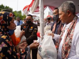 5000 Paket Sembako dari SIG Habis Terjual dalam Pasar Murah di Rembang
