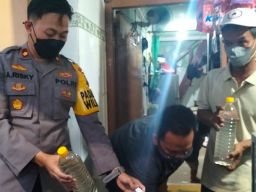 Polsek Sawahan Gerebek Toko Miras di Surabaya, Amankan Penjual dan Pegawai