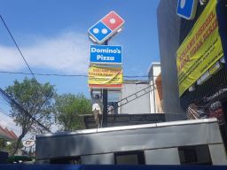 Satpol PP Segel Papan Reklame Domino's Pizza di Kota Mojokerto