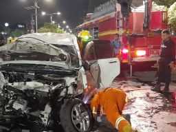 2 Kecelakaan di Surabaya: Tabrak Motor, Pengemudi Kabur hingga Mobil Tercebur