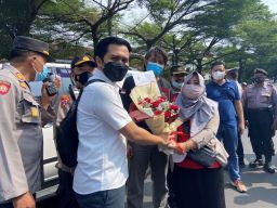 Dukung Penanganan Kasus Guru SD Cabul di Kediri, LPA Beri Mawar Merah ke Polisi