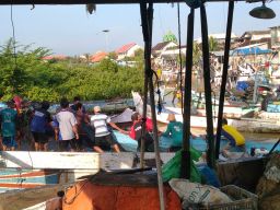 Sejumlah Perahu Nelayan di Paciran Lamongan Rusak Diterjang Banjir Bandang