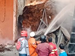 Pabrik Minyak PT Indo Oil Perkasa di Mojokerto Terbakar