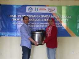 Tingkatkan Kapabilitas Kampung Kue Rungkut, UHW Perbanas Gelar Pelatihan