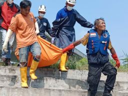 Sesosok Mayat Pria Ditemukan Mengambang di Sungai Brantas Mojokerto