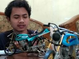 Pemuda di Jombang Sulap Barang Bekas Jadi Miniatur Motor