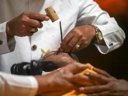 Foto: Melihat Prosesi Metatah, Upacara Potong Gigi Umat Hindu di Sidoarjo