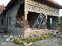 Aksi Anarkis Teror Desa di Jember, Rumah Dirusak Kendaraan Dibakar
