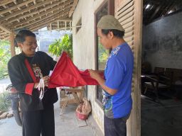 Keren! Pria di Ponorogo Jahit 77 Bendera Merah Putih untuk Dibagikan ke Warga