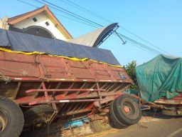 Ekor Truk Gandeng 'Nungging' Hantam Rumah Warga di Jombang