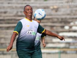 Aksi Legenda Sepak Bola Nasional di Ajang Football Legend Petrokimia Gresik