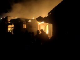 Diduga Akibat Korsleting Listrik, 2 Rumah di Sampang Ludes Terbakar