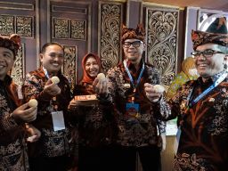 Onde-onde dan Alas Kaki Asal Kota Mojokerto Laris Manis di Indonesia City Expo