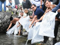 PT Semen Padang Lepas 7.000 Ekor Ikan Bilih ke Danau Singkarak Sumbar