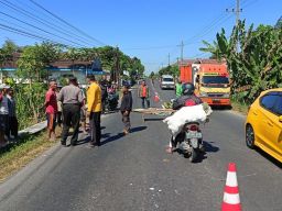 Jatuh Usai Motornya Senggol Truk, Pemuda asal Surabaya Tewas di Kediri