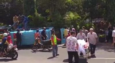 Ambulans Angkut Jenazah Terguling di Jember Ambulans Angkut Jenazah Terguling di Jember