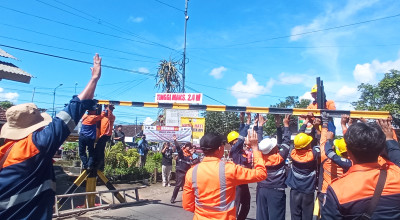 KAI Pasang Portal Dimensi Arah Wisata Rembangan Jember, Batas Tinggi 2,5 Meter KAI Pasang Portal Dimensi Arah Wisata Rembangan Jember, Batas Tinggi 2,5 Meter