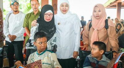 Gubernur Khofifah Serahkan Bansos dan BKK Desa Rp4,76 Miliar di Ponorogo Gubernur Khofifah Serahkan Bansos dan BKK Desa Rp4,76 Miliar di Ponorogo