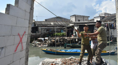 Bangunan Liar di 200 Meter Awal Sungai Kalianak Surabaya Mulai Dirobohkan Bangunan Liar di 200 Meter Awal Sungai Kalianak Surabaya Mulai Dirobohkan