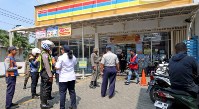Jukir Liar di Minimarket Surabaya Mulai Dibersihkan Jukir Liar di Minimarket Surabaya Mulai Dibersihkan