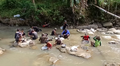 Menambang Emas di Sungai Tulungagung Menambang Emas di Sungai Tulungagung