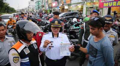 Tempat Usaha Wajib Sediakan Jukir, Eri: Kalau Tidak Mau Jangan Buka di Surabaya Tempat Usaha Wajib Sediakan Jukir, Eri: Kalau Tidak Mau Jangan Buka di Surabaya