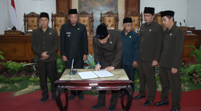 DPRD Tulungagung Setujui Penerapan Parkir Berlangganan DPRD Tulungagung Setujui Penerapan Parkir Berlangganan