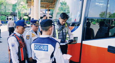 Ramp Check di Terminal Bunder Gresik, 2 Bus Langgar Aturan Uji KIR Ramp Check di Terminal Bunder Gresik, 2 Bus Langgar Aturan Uji KIR