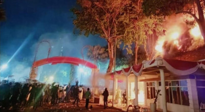 Mencekam! Grahadi Surabaya Terbakar, Massa Jarah Barang Berharga Mencekam! Grahadi Surabaya Terbakar, Massa Jarah Barang Berharga