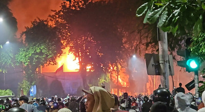 Breaking News: Gedung Negara Grahadi Surabaya Dibakar Massa Breaking News: Gedung Negara Grahadi Surabaya Dibakar Massa