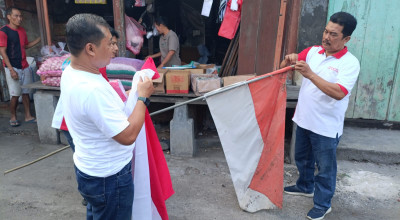 Bakesbangpol dan PWI Tulungagung Bagikan Bendera Merah Putih Untuk Masyarakat Bakesbangpol dan PWI Tulungagung Bagikan Bendera Merah Putih Untuk Masyarakat