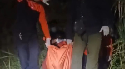 Mayat Perempuan Ditemukan Telanjang di Sawah Pakal Surabaya Mayat Perempuan Ditemukan Telanjang di Sawah Pakal Surabaya