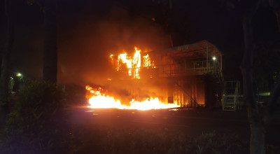 Malam Makin Mencekam, Demonstran Bakar Sejumlah Pos Polisi di Surabaya Malam Makin Mencekam, Demonstran Bakar Sejumlah Pos Polisi di Surabaya