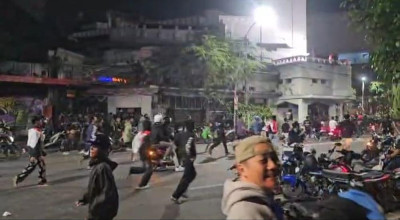 Polrestabes Bubarkan Demonstran di Depan Gedung Grahadi Polrestabes Bubarkan Demonstran di Depan Gedung Grahadi