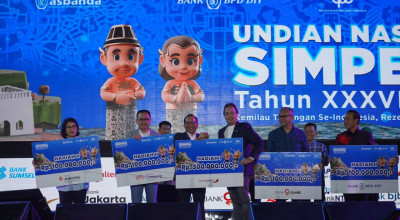 Nasabah Bank Jatim Sukses Raih Hadiah Utama Rp500 Juta Nasabah Bank Jatim Sukses Raih Hadiah Utama Rp500 Juta