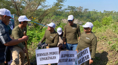 Inilah Cara Jurnalis di Blitar Peringati HUT ke 80 Republik Indonesia Inilah Cara Jurnalis di Blitar Peringati HUT ke 80 Republik Indonesia