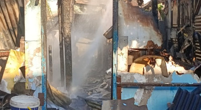 Warung Makan Mak Ti di Belakang UINSA Surabaya Terbakar Warung Makan Mak Ti di Belakang UINSA Surabaya Terbakar