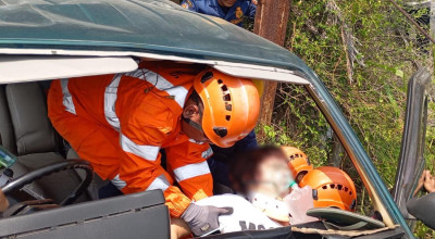 Detik-Detik Mencekam Evakuasi Korban Laka Maut Bojonegoro, 1 Tewas, 2 Terjebak Detik-Detik Mencekam Evakuasi Korban Laka Maut Bojonegoro, 1 Tewas, 2 Terjebak