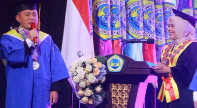 Wamen HAM Mugiyanto Raih Gelar Magister di Unitomo Wamen HAM Mugiyanto Raih Gelar Magister di Unitomo