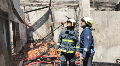 2 Petugas Terluka Saat Padamkan Kebakaran di Rumah Kosong Darmo Baru Barat Surabaya 2 Petugas Terluka Saat Padamkan Kebakaran di Rumah Kosong Darmo Baru Barat Surabaya