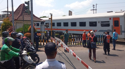 Kecelakaan di Perlintasan KA Masih Tinggi, Daop 9 Jember Tingkatkan Sosialisasi Kecelakaan di Perlintasan KA Masih Tinggi, Daop 9 Jember Tingkatkan Sosialisasi