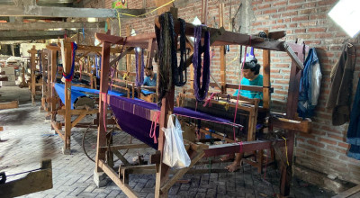 Dari Bara Kayu ke Api Biru, Transisi Energi yang Membuat Kampung Tenun Ikat Kediri Semakin Hidup Dari Bara Kayu ke Api Biru, Transisi Energi yang Membuat Kampung Tenun Ikat Kediri Semakin Hidup