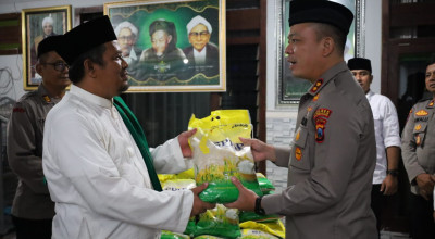 Polres Tulungagung Bagikan 15 Ton Beras Untuk Pondok Pesantren Polres Tulungagung Bagikan 15 Ton Beras Untuk Pondok Pesantren