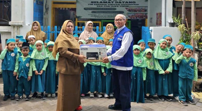 TPS Serahkan Bantuan Komputer untuk Dukung Literasi Digital Siswa Surabaya TPS Serahkan Bantuan Komputer untuk Dukung Literasi Digital Siswa Surabaya